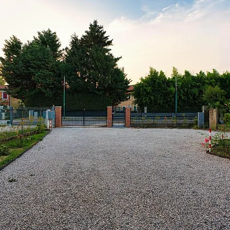 Semesterbostad Ap 2 Free Parking Romantic Garden Venice Mestre